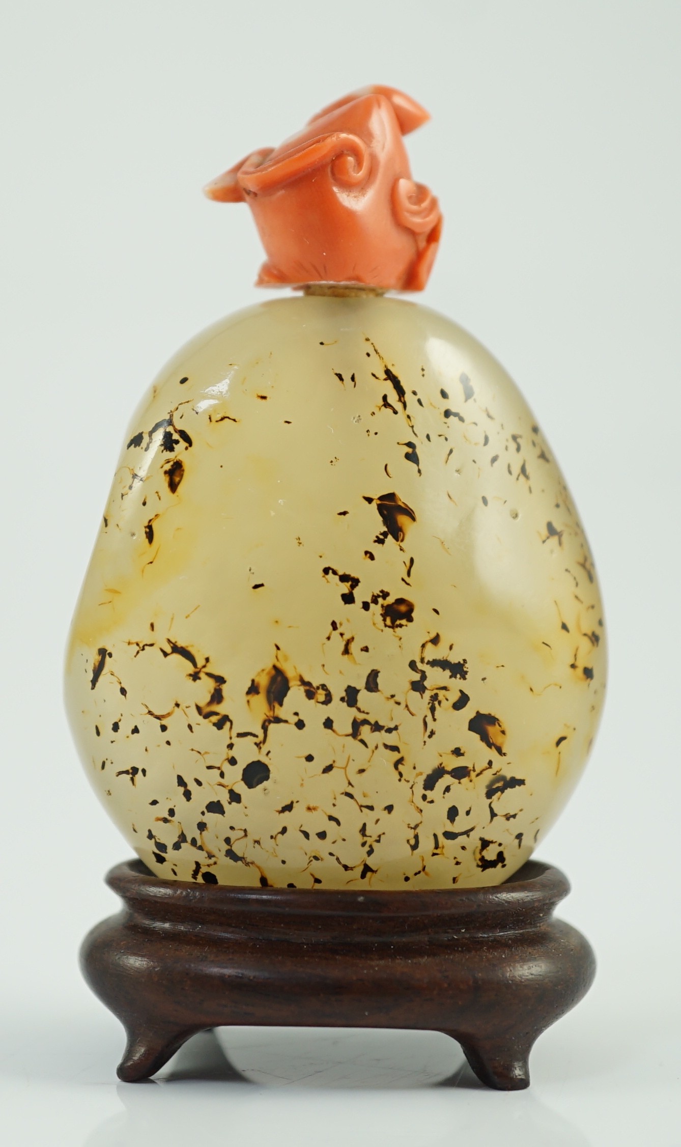 A Chinese shadow agate pebble snuff bottle, 18th/19th century, total height 6.5cm